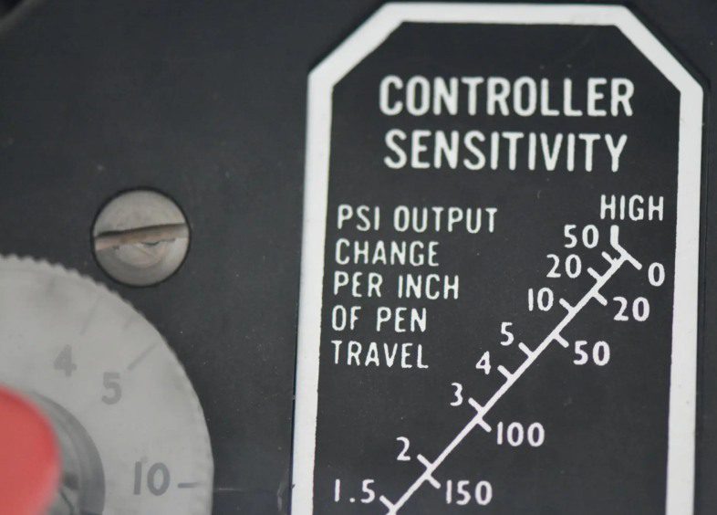 Controller sensitivity gauge with PSI output scale.